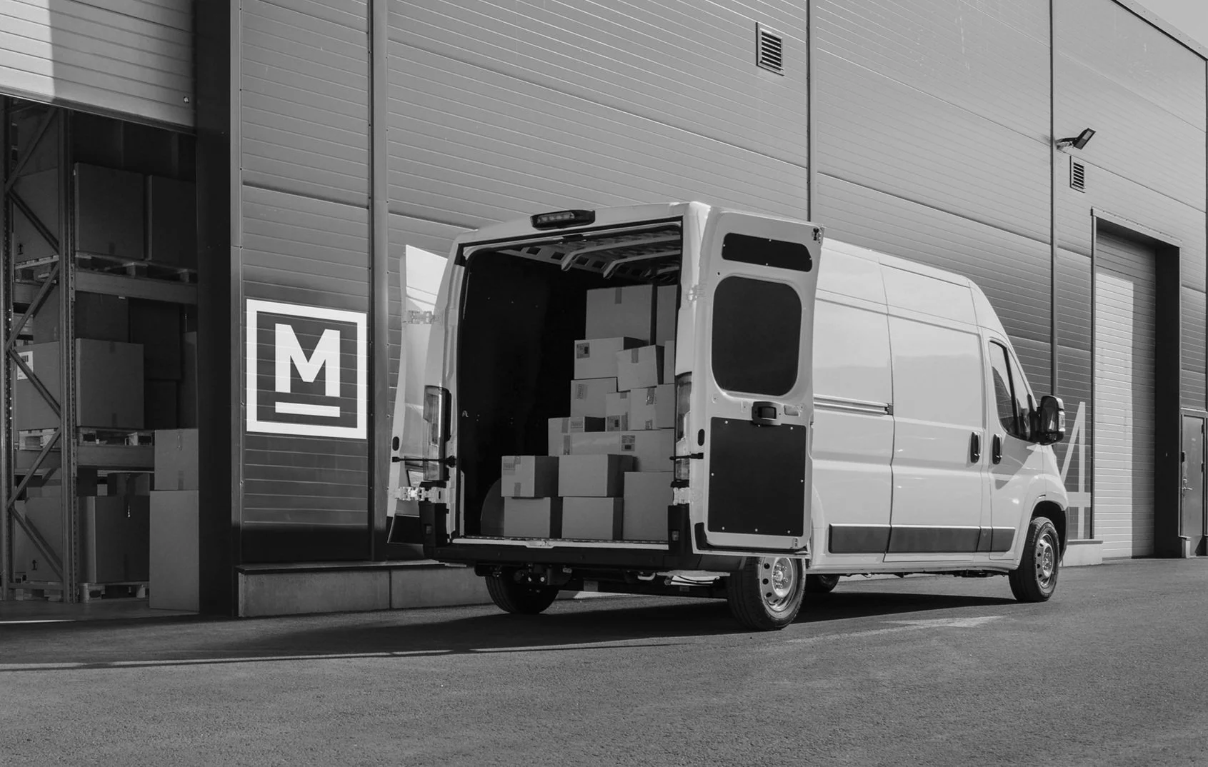 Camion de livraison devant les entrepôts professionnels M152 à Montreuil