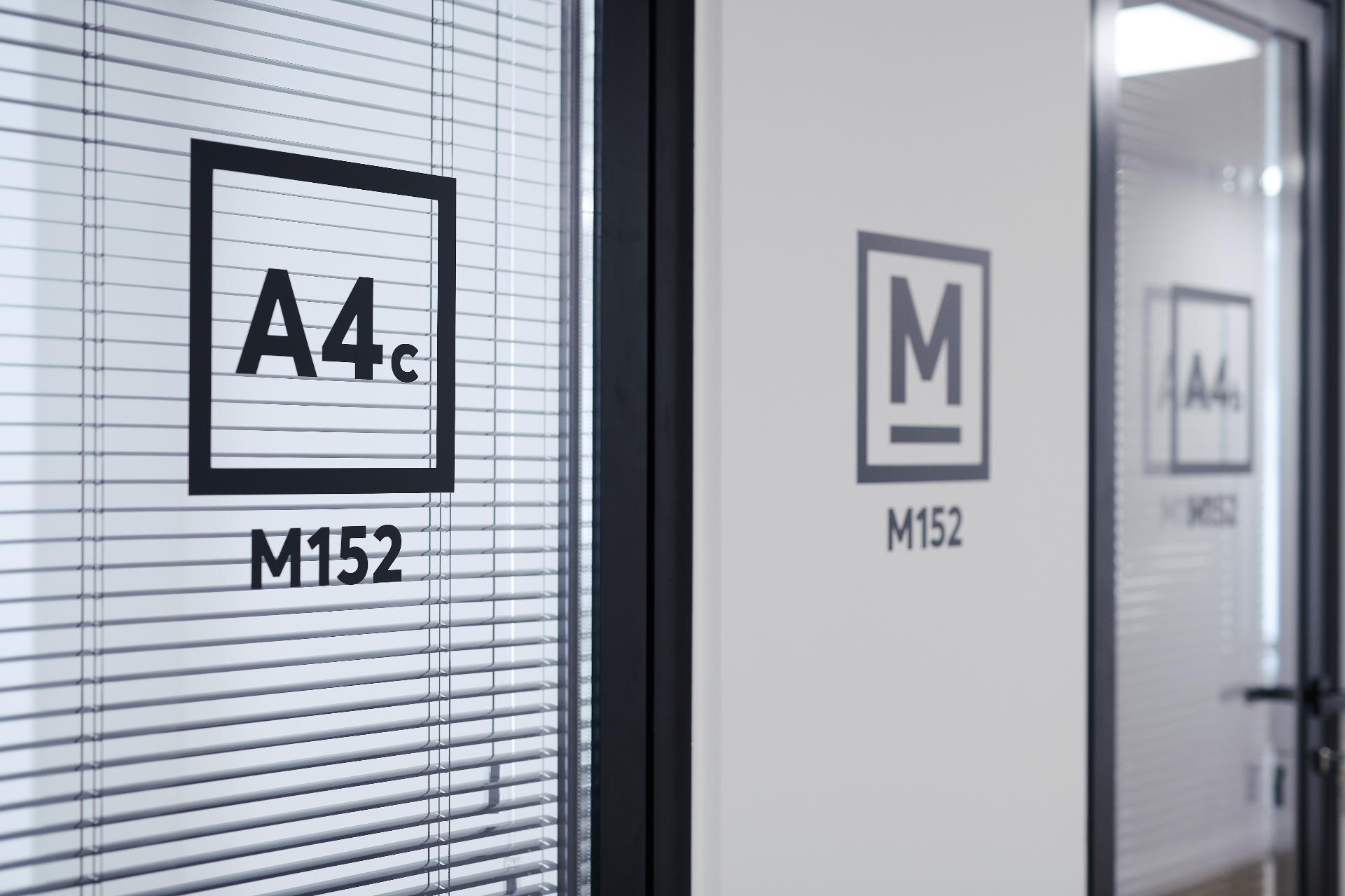 Couloir bureaux privatifs M152